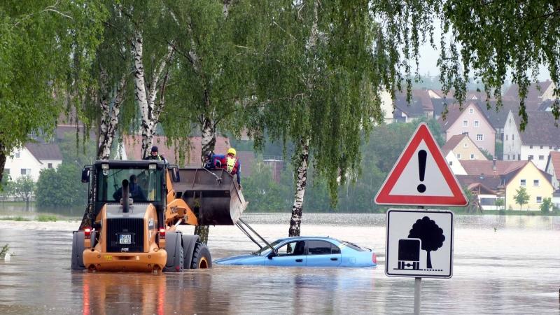 Großes Glück hatte ein 22-Jähriger, der eine wegen Hochwasser gesperrte Straße bei Neustadt überqueren wollte. Er musste vom Autodach seines Pkw gerettet werden. Großes Glück hatte ein 22-Jähriger, der eine wegen Hochwasser gesperrte Straße bei Neustadt überqueren wollte. Er musste vom Autodach seines Pkw gerettet werden.