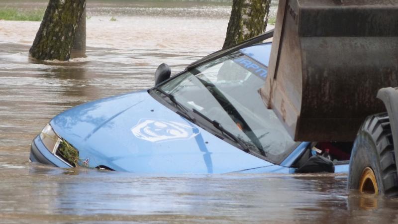 Dramatische Rettung bei Neustadt: Vom Autodach aus Hochwasser befreit