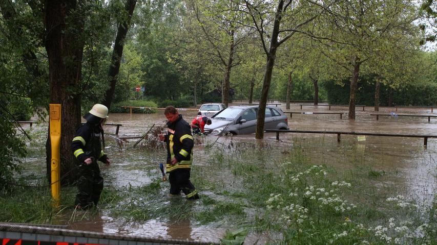 Betroffen war auch Stadt und Landkreis Ansbach, wo unter anderem die fränkische Rezat über die Ufer trat. Autos versanken in den Fluten,...