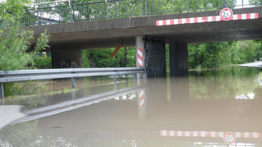 ...Straßen waren in Windeseile unpassierbar. Weitere Bilder zur Flut in Ansbach und Umgebung finden Sie in unserer Bildergalerie.