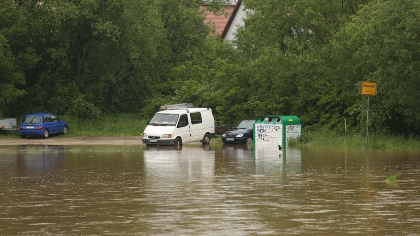 Diese Autos sind in Ritzmannshof gefangen. Durch die Wassermassen sollten die Besitzer ihre Fahrzeuge nicht steuern, ansonsten droht...