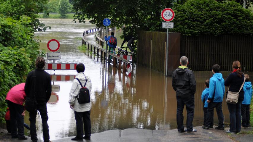 Die Fuchsstraße in Fürth musste ebenfalls wegen Hochwasser gesperrt werden.