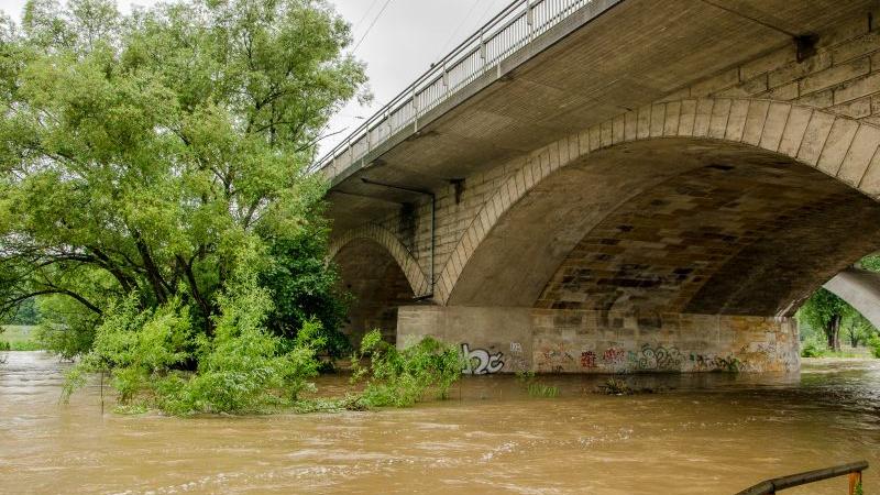 Unter der Sieben Bogen Brücke in Fürth brodelte das schlammige Wasser.