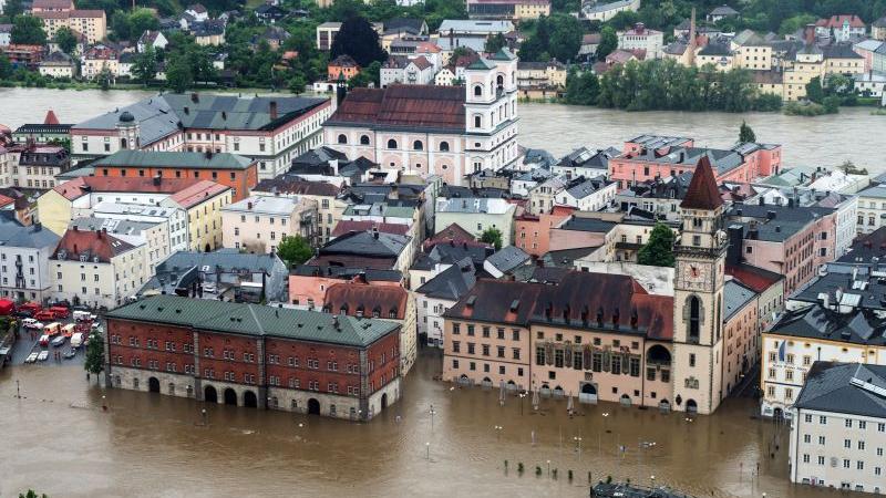 All das war jedoch nichts im Vergleich zur Lage in Südostbayern. Halb Passau versank in den Fluten der Donau. In der Stadt herrschte Katastrophenalarm. Die Altstadt stand vollkommen unter Wasser. Weitere Bilder zur Flut in Passau  finden Sie in unserer Bildergalerie.