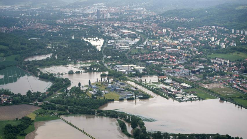 Das Hochwasser der Saale überflutete Felder und Auen bei Jena.