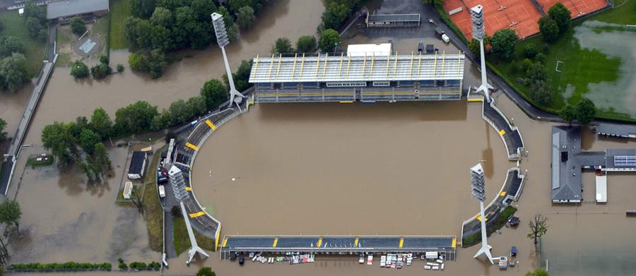 Das Ernst-Abbe-Sportfeld in Jena (Thüringen) wurde am Sonntag vom Hochwasser der Saale überflutet.