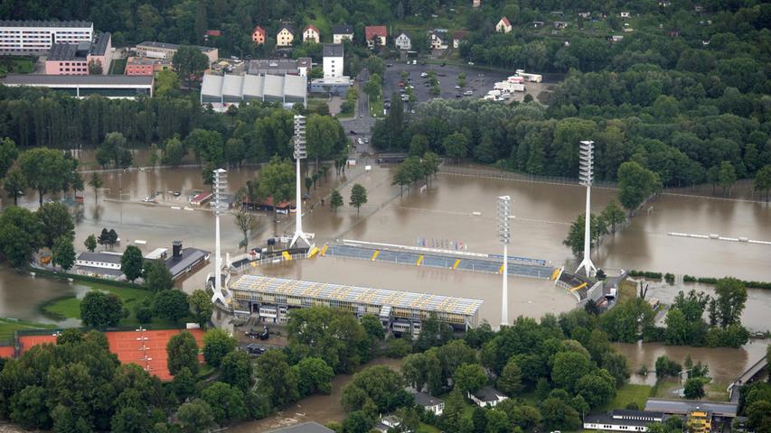 Neben dem Stadion des Regionalligisten FC Carl Zeiss Jena stehen auch angrenzende Grünflächen und Kleingärten unter Wasser.