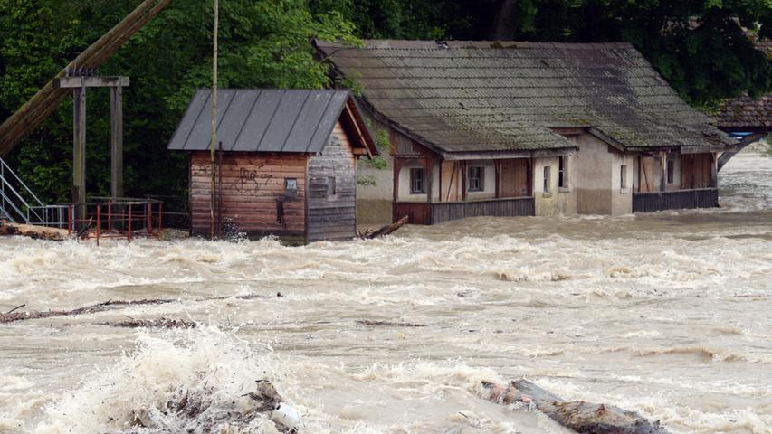 Der Rhein führt am Sonntag an der Rheinbrücke bei Rheinfelden (Baden-Württemberg) Hochwasser. Die starken Regenfälle verursachten in Baden-Württemberg viele Überschwemmungen.