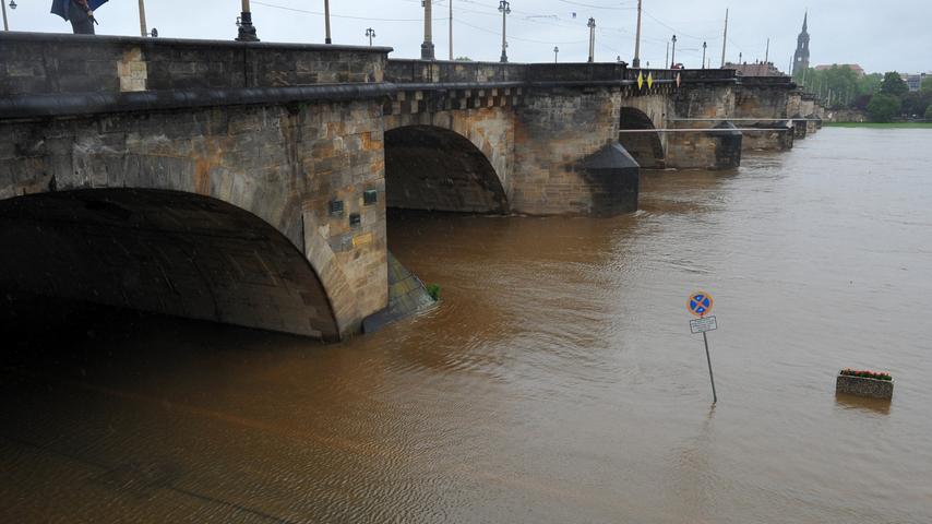 Die Elbe in Dresden hat längst ihr Flussbett verlassen. Das Terrassenufer in Dresden ist vor der Augustusbrücke überflutet.