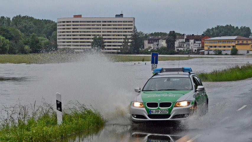 Auch die Thalermühlstraße ist gesperrt und teilweise überflutet. Die Polizei hatte aber kein Problem mit dem Durchkommen.