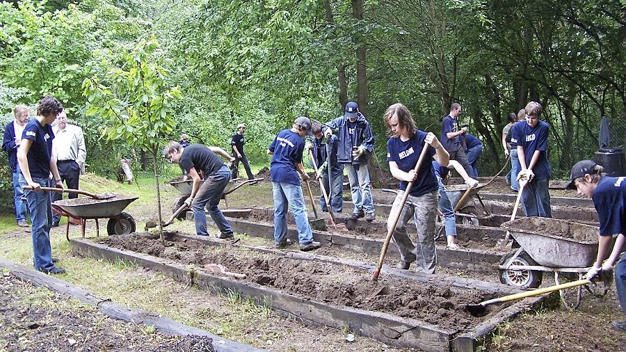Bei der Vorgängeraktion „Drei Tage Zeit für Helden“ legte die evangelische Jugend in Pegnitz den Garten der Sammet-Schule neu an. Bei der Vorgängeraktion „Drei Tage Zeit für Helden“ legte die evangelische Jugend in Pegnitz den Garten der Sammet-Schule neu an.