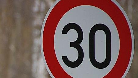 Momentan gilt auf dem Marthweg Tempo 30. Doch sobald die Baustelle verschwunden ist, wird wohl auch die Geschwindigkeitsbegrenzung aufgehoben. Das ärgert die Anwohner enorm, denn viele Pendler benutzen die Straße, um schnell ins Zentrum zu kommen. Momentan gilt auf dem Marthweg Tempo 30. Doch sobald die Baustelle verschwunden ist, wird wohl auch die Geschwindigkeitsbegrenzung aufgehoben. Das ärgert die Anwohner enorm, denn viele Pendler benutzen die Straße, um schnell ins Zentrum zu kommen.