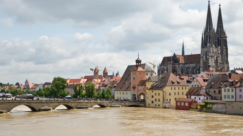 Noch schlimmer sah es in der Domstadt am Dienstag, dem 4. Juni 2013, aus. Die Pegel der Flüsse Donau und Regen stiegen und stiegen. Die Behörden lösten Katastrophenalarm aus.