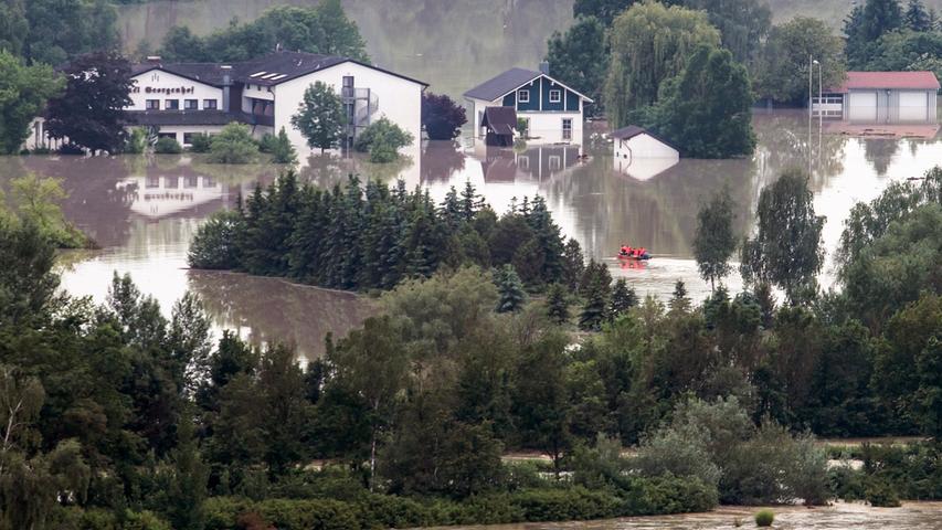 Häuser des Ortsteils Fischerdorf sind vom Hochwasser der Donau umschlossen.