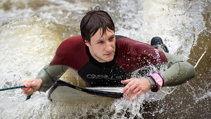 Surfer nutzen Hochwasser der Pegnitz