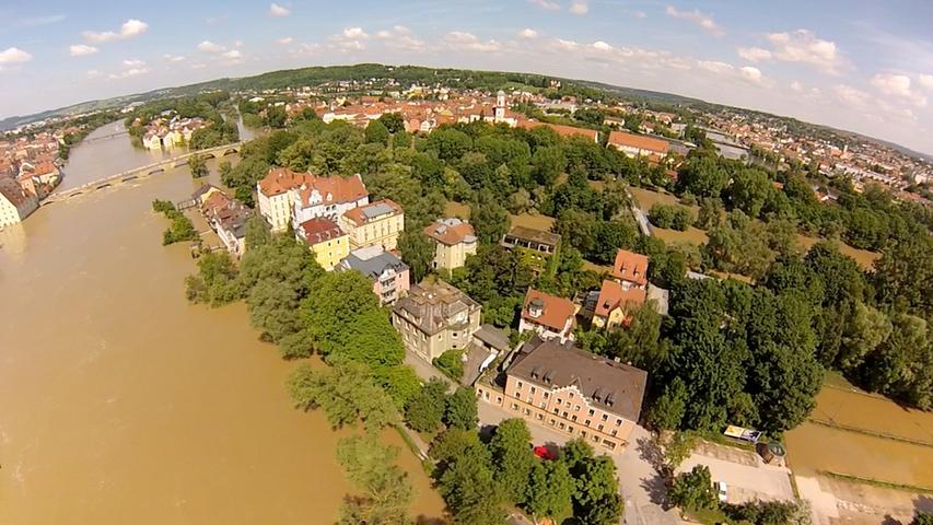 Die Regensburger Innenstadt steht immer noch unter Wasser.