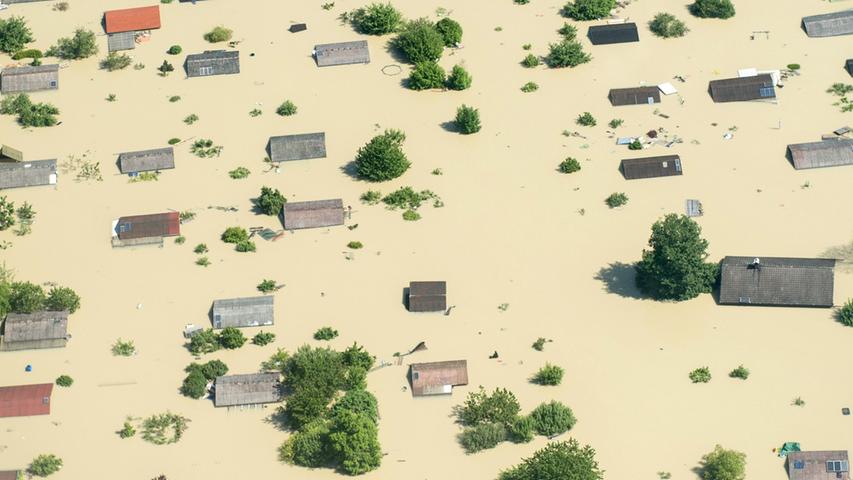 Ein gespenstisches Bild: Zahlreichen Häusern stand das Wasser bis unters Dach.