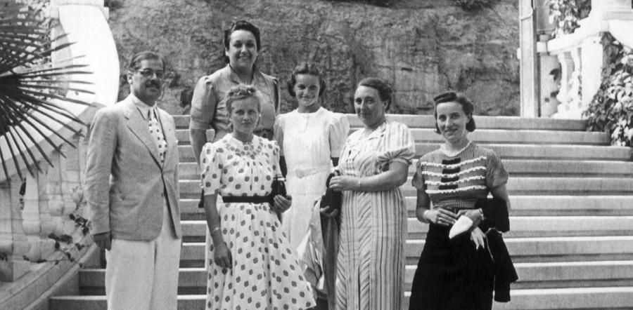Gegen Ende der 1940er Jahre boomt Quelle wieder. 1954 Grete Schickedanz wird Mitglied im Konzernbeirat. Unser Bild zeigt Gustav Schickedanz mit Anhang, ganz rechts die Hauslehrerin Emilie Lottes.