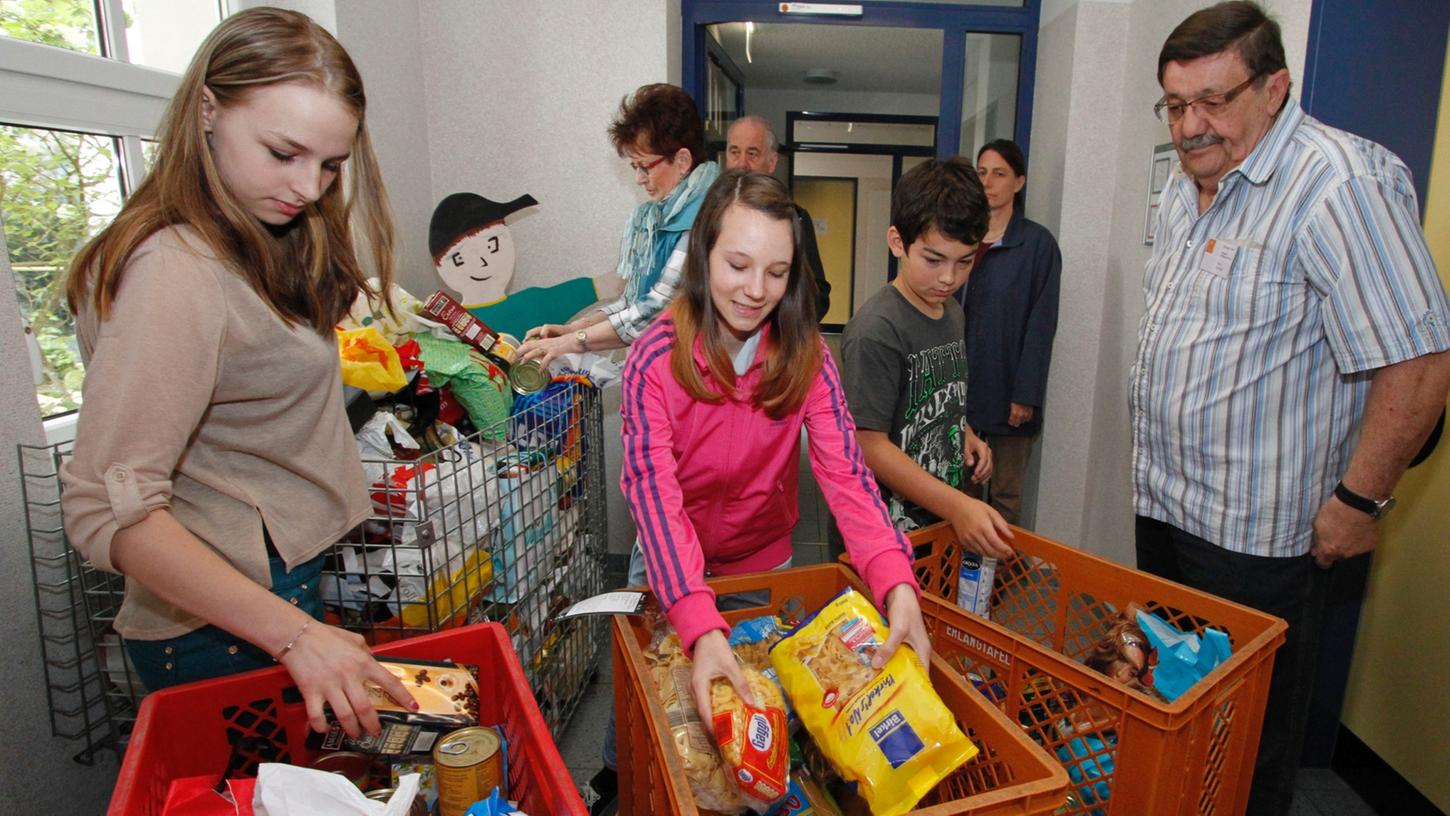 Schüler und Eltern des Liebfrauenhauses haben wieder eine Woche lang Lebensmittel und Geld für die Herzogenauracher Tafel gesammelt. Beim Verladen halfen die Schülersprecher Ines, Leonie und Luc (vorne von links). Schüler und Eltern des Liebfrauenhauses haben wieder eine Woche lang Lebensmittel und Geld für die Herzogenauracher Tafel gesammelt. Beim Verladen halfen die Schülersprecher Ines, Leonie und Luc (vorne von links).