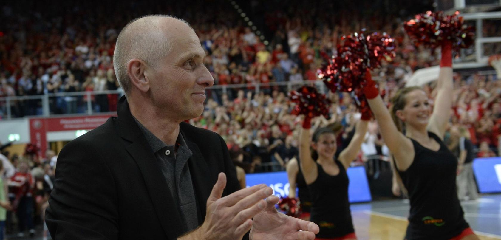 Brose-Baskets-Manager Wolfang Heyder freut sich über die neuesten Entwicklungen in seinem Verein.