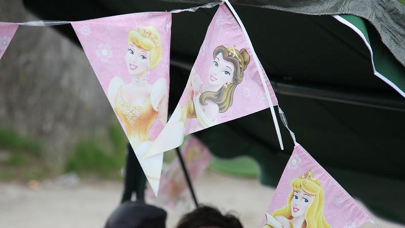 Warum sollte man, nur weil man sich auf einem Rock-Festival befindet, auf den Glanz der Disney-Prinzessinnen-Welt verzichten? Mit diesen Wimpeln hat man den gewissen Zauber von Cinderella, Belle und Co. immer dabei.