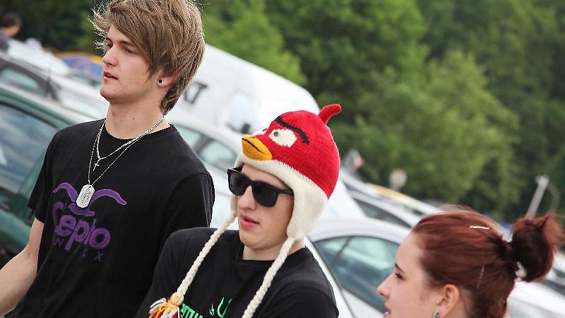 Von den Handys kaum noch wegzudenken, haben die Angry Birds jetzt auch Einzug in die Kopfbedeckungs-Mode gehalten.