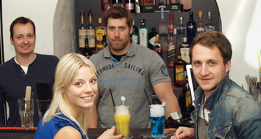 "Bevor wir in die Disco gehen, kommen wir hier gerne zum Vorglühen her, denn die Cocktails schmecken uns", erzählt Larissa (23), die im Basement 11 in der Inneren Laufer Gasse an der Bar lehnt. Zusammen mit Stephen (22), der ebenfalls in Nürnberg studiert, nutzt sie gerne die Happy Hour des Lokals, um bei elektronischer Musik entspannt einen Drink zu schlürfen. Am liebsten einen Hugo, wobei ihr Freund Stephen lieber bei Vodka Bull oder einem kühlen Beck's bleibt. "Überschaubar und familiär" sei die Bar, meint Wirt Steven Schlusche (27). Vor rund einem Jahr hat er gemeinsam mit Andreas Hagen (38, links im Bild) das Basement 11 eröffnet. Hin und wieder schaut Larissa nach der Uni auch mit Kommilitonen vorbei. Gerade im Sommer ist der angenehm kühle Keller eine wohlige Ergänzung zur aufgetischten Erfrischung. "Bevor wir in die Disco gehen, kommen wir hier gerne zum Vorglühen her, denn die Cocktails schmecken uns", erzählt Larissa (23), die im Basement 11 in der Inneren Laufer Gasse an der Bar lehnt. Zusammen mit Stephen (22), der ebenfalls in Nürnberg studiert, nutzt sie gerne die Happy Hour des Lokals, um bei elektronischer Musik entspannt einen Drink zu schlürfen. Am liebsten einen Hugo, wobei ihr Freund Stephen lieber bei Vodka Bull oder einem kühlen Beck's bleibt. "Überschaubar und familiär" sei die Bar, meint Wirt Steven Schlusche (27). Vor rund einem Jahr hat er gemeinsam mit Andreas Hagen (38, links im Bild) das Basement 11 eröffnet. Hin und wieder schaut Larissa nach der Uni auch mit Kommilitonen vorbei. Gerade im Sommer ist der angenehm kühle Keller eine wohlige Ergänzung zur aufgetischten Erfrischung.