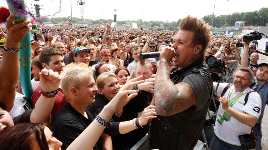 Sänger Jacoby Shaddix von Papa Roach kommt den Fans dabei zum Greifen nah.