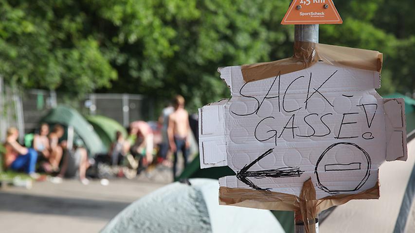 Dieses Schild soll wohl betrunkene Rocker davon abhalten schnurstracks gegen das Zelt zu laufen. Der Erfolg – ungewiss.