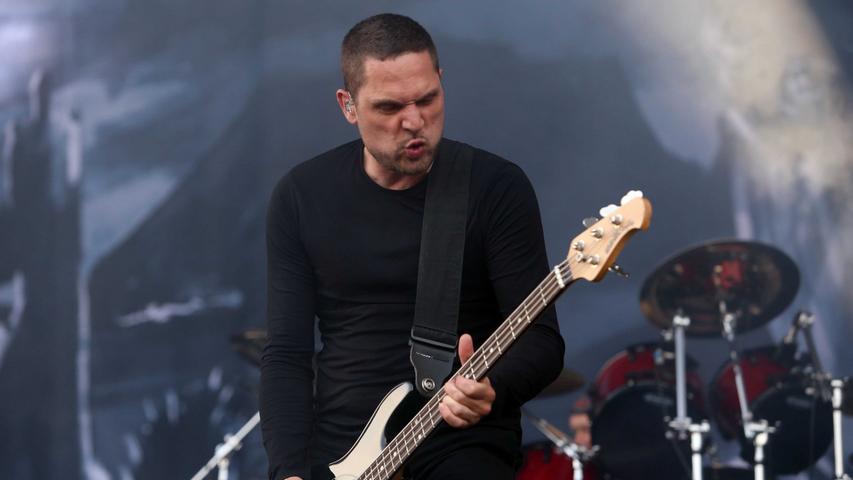 Ganz in seinem Element: Anders Kjølholm, Gründungsmitglied von Volbeat, rockt die Centerstage.