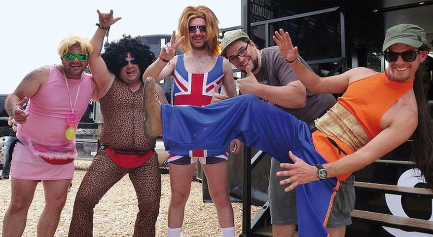 Vier Engländer haben sich als Spice Girls verkleidet. Doch die sind ja eigentlich zu fünft, wieso unser Reporter Philipp eingesprungen ist.