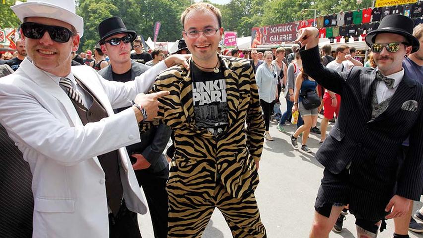 Tiger oder vergilbtes Zebra? Dieser Linkin-Park-Fan hat ganz tief in die Klamottenkiste gegriffen.