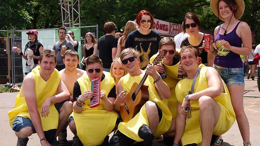 Da geht man auf ein Festival und glaubt, sich besonders individuell gekleidet zu haben und dann das: Vier andere Jungs im gleichen Bananen-Outfit. Was für ein Fashion-Desaster!