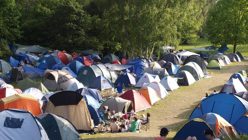 Dicht an dicht stehen die Zelte auf dem Campingplatz: Da kommt man sich beim Feiern so richtig schön nahe. Vor allem wenn man über Zeltschnüre stolpert und in die nachbarliche Behausung kracht.