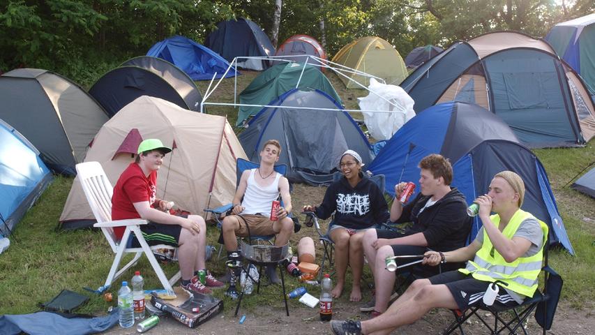 Diese Gruppe lässt es erst einmal ruhig angehen. Auf dem Campingplatz kann man zumindest noch Selbstmitgebrachtes trinken.