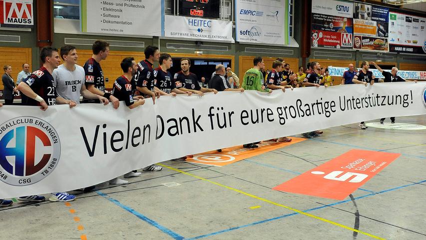 Es ist der Schlusspunkt eines wunderbaren und packenden Handball-Abends und einer hart umkämpften Saison 2012/13 in der 2. Handball-Bundesliga. Die Mannen von Frank Bergemann wissen nach dem Spiel, bei wem sie sich für die Unterstützung über die ganze Spielzeit hinweg bedanken müssen.