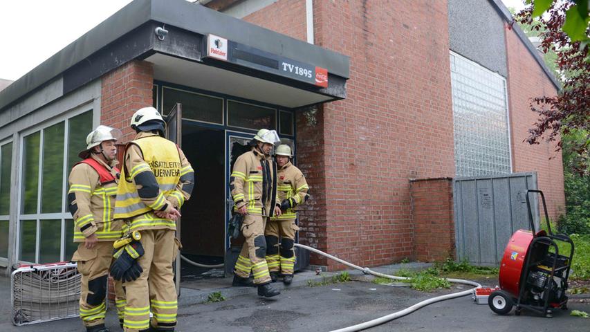 Die Feuerwehr verschaffte sich gewaltsam Zutritt zu dem Gebäude.