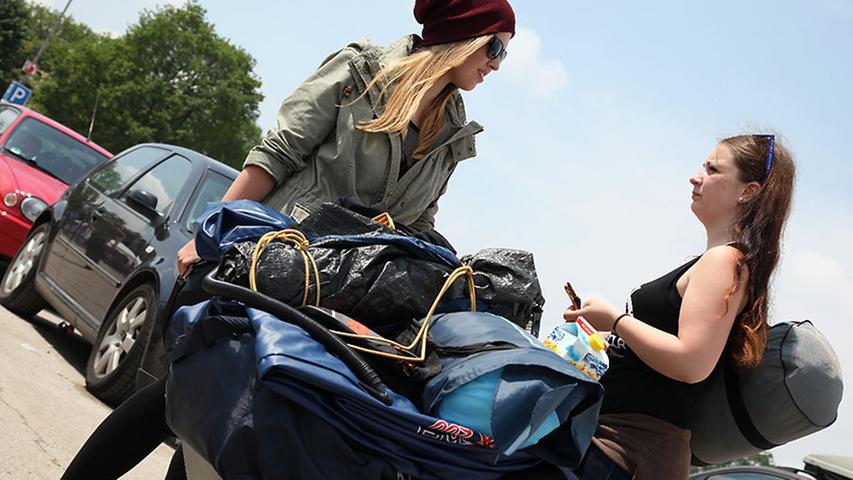 Ganz schön schwer! Um nicht alles selbst schleppen zu müssen, transportieren die Mädels ihr Gepäck einfach mit der Schubkarre zum Zeltplatz.