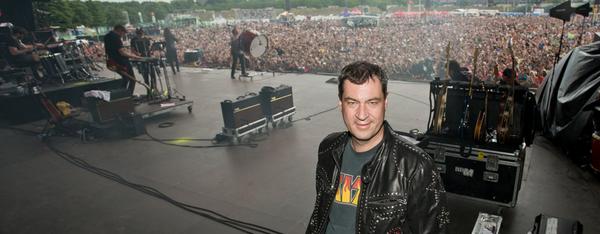 Ein Aspekt seines Erfolges ist sicherlich auch die Selbstinszenierung. Wo die Presse ist, da ist er nicht weit, heißt es, hier zum Beispiel bei Rock im Park. In Niete und Leder steht er auf der Main Stage, als wäre er dort schon sein Leben lang zu Hause.