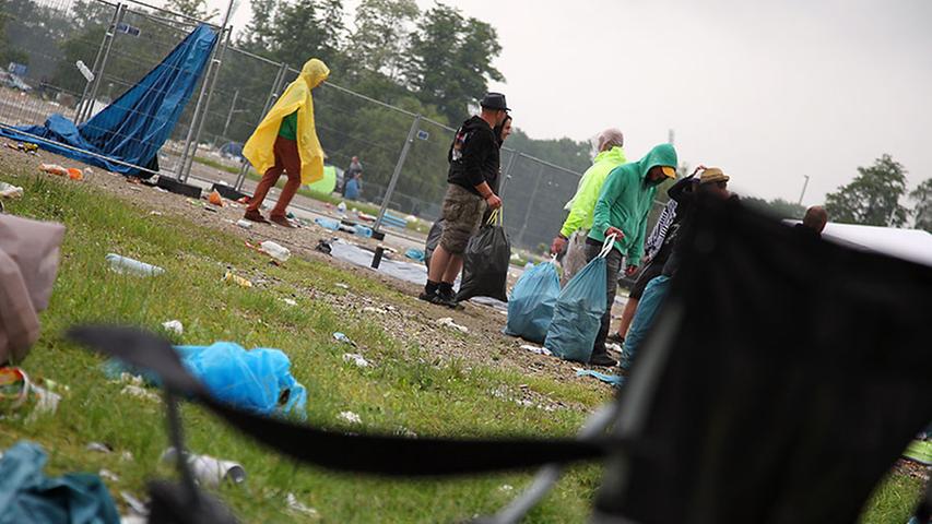 Artig sammelt der Großteil der Festivalbesucher allerdings seinen Müll ein, bevor es nach Hause geht.