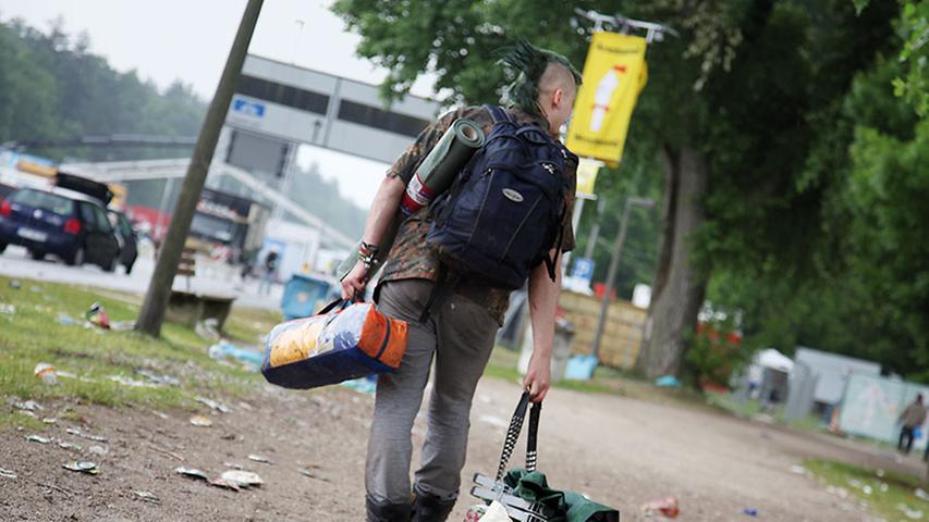 Auch dieser Herr setzt auf praktisches Schuhwerk - und transportiert sein Gepäck, naja - zweckdienlich.