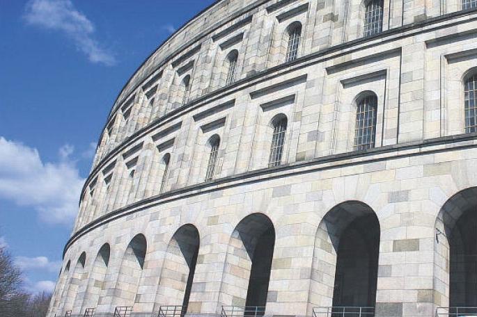 Die dem römischen Colosseum nachempfundene Kongresshalle sollte einmal Platz für 50.000 Menschen bieten. Nach dem Kriegsbeginn wurde hier aber nicht weiter gebaut.
Die dem römischen Colosseum nachempfundene Kongresshalle sollte einmal Platz für 50.000 Menschen bieten. Nach dem Kriegsbeginn wurde hier aber nicht weiter gebaut.