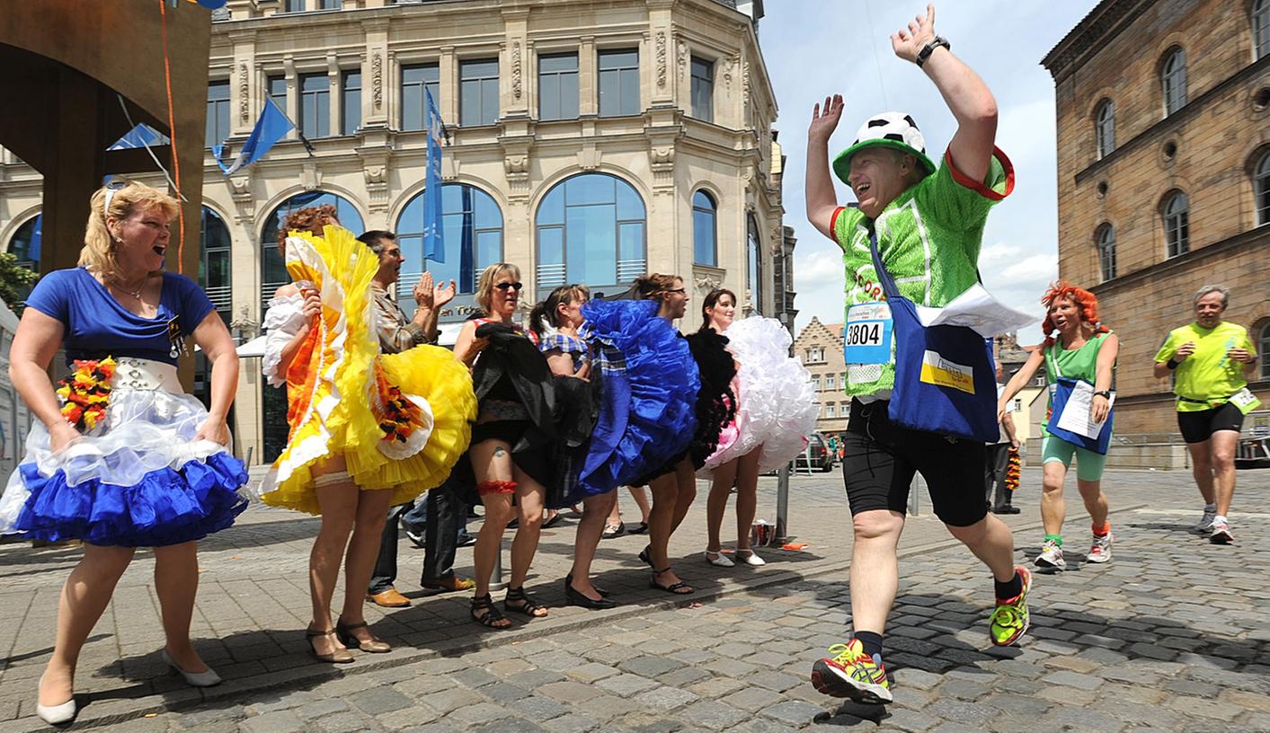 So sehen Sieger aus: Beim Metropolmarathon in Fürth, hier eine Szene vom vergangenen Jahr am Kohlenmarkt, geht es für die meisten Teilnehmer nicht um Rekorde, sondern um das ganz persönliche Erfolgserlebnis. So sehen Sieger aus: Beim Metropolmarathon in Fürth, hier eine Szene vom vergangenen Jahr am Kohlenmarkt, geht es für die meisten Teilnehmer nicht um Rekorde, sondern um das ganz persönliche Erfolgserlebnis.