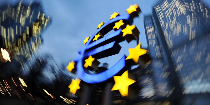 Die Euopäische Zentralbank will die Rate auf 2 Prozent senken. Mit diesem Wert kann eine Preisstabilität zunächst gewährt werden.