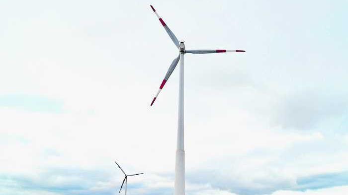 Neben den beiden bestehenden Windrädern bei Eismannsberg könnten weitere Anlagen entstehen, wenn die offenen Grundstücksfragen geklärt werden können.