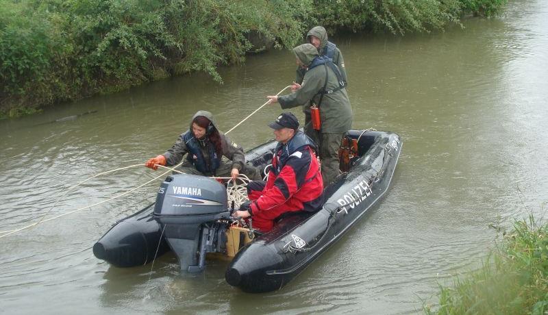 Mit einem Schlauchboot suchte die Polizei auf der Aisch vor einiger Zeit die verschwundene 32-Jährige.