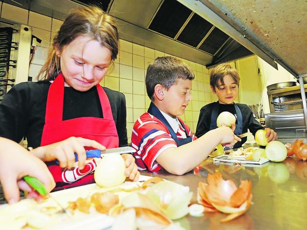 In the kitchen, please: Kinder kochen ein Menü