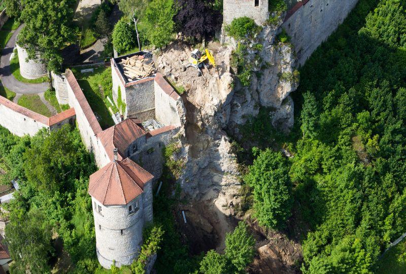 Der Felssturz am Burgberg gefährdet die Nutzung der Burg als Festivalgelände.