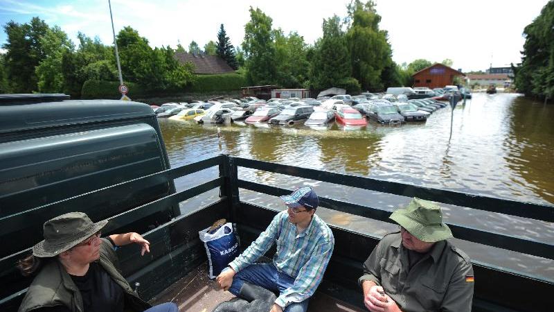 Mit Hilfe der Bundespolizei gelangten Fluthelfer auch in noch überschwemmte Straßenzüge Deggendorfs.