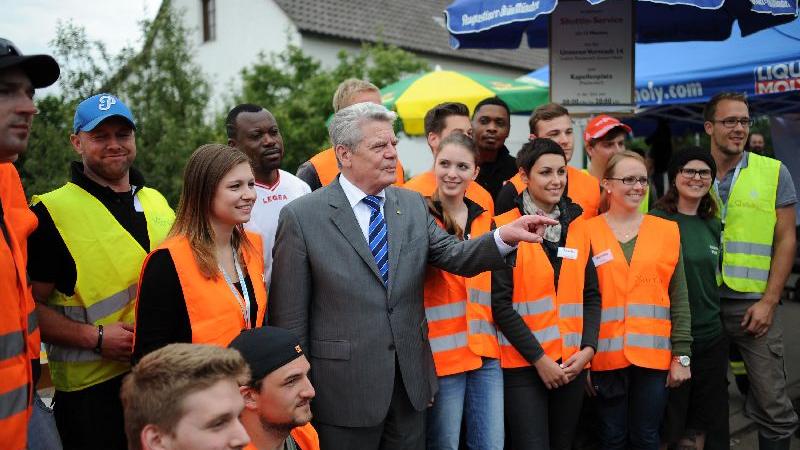 Joachim Gauck würdigt die Helfer in Deggendorf